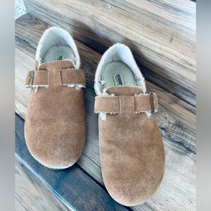 NWOT Nest Cozy Suede Genuine Leather Soft Footbed  Cushion Aire Brown Size 8.5M